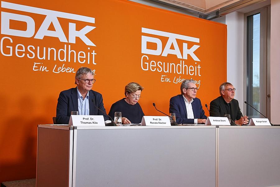 DAK-Chef kritisiert Warkens Pflegereform: Heimbewohner drohen Mehrkosten von bis zu 20.000 Euro