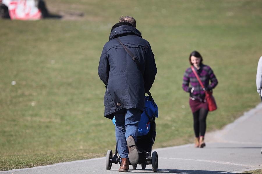Väter in Europa übernehmen häufiger flexible Freizeitaufgaben als versorgende Tätigkeiten bei der Kinderbetreuung