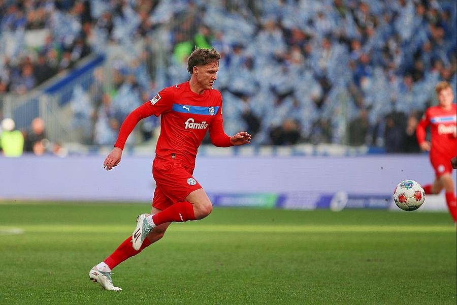 Holstein Kiel sichert sich mit 2:0-Sieg gegen Eintracht Braunschweig den Klassenerhalt in der 2. Bundesliga