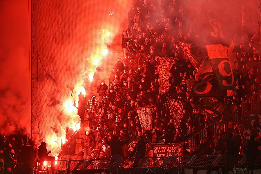 Bericht: Innenministerkonferenz verschiebt neue Maßnahmen gegen Pyrotechnik in Fußballstadien