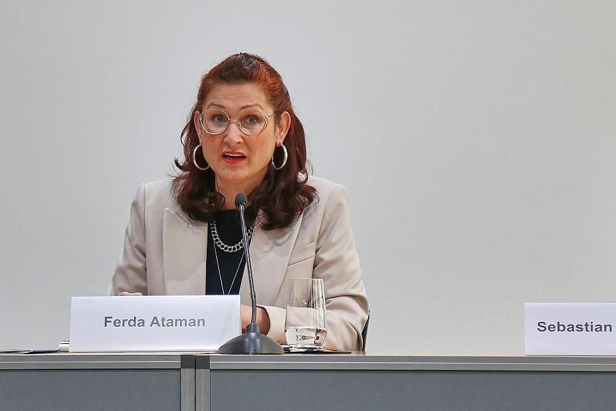 Entgelttransparenz: Antidiskriminierungsbeauftragte kritisiert Verzögerung der Reform