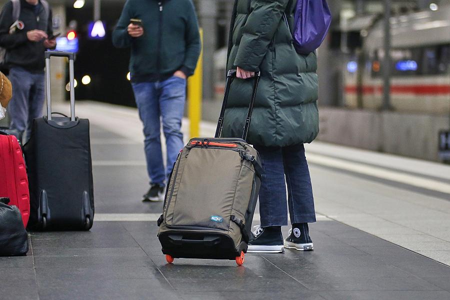 Reisende bei der Deutschen Bahn (Archiv)