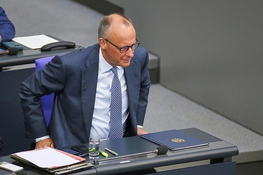 Aktuelle Umfrage zur Bundestagswahl: AfD bleibt stärkste Kraft, Union und SPD stagnieren