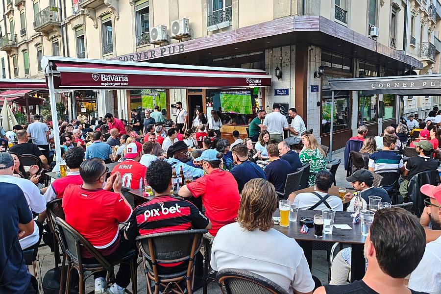 Fans und Interessierte schauen in einer Bar in Genf Fußball am 13.06.2026