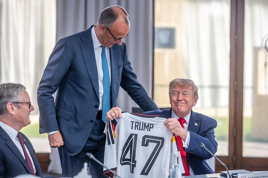 G7-Gipfel in Frankreich: Merz überreicht Trump Deutschlandtrikot mit Nummer 47