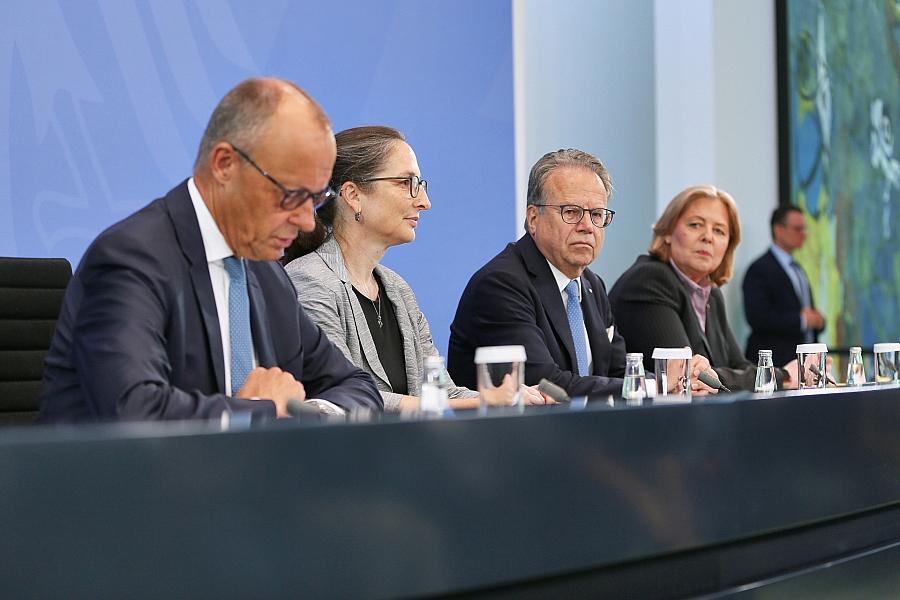 Übergabe des Berichts der Rentenkommission (Archiv)