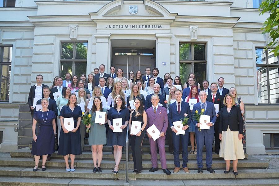 Zeugnisse an Volljuristinnen und Volljuristen in Schwerin überreicht