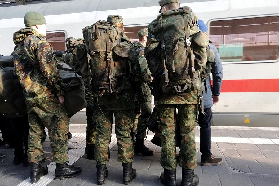 Wehrdienst-Fragebogenaktion: Verteidigungsministerium gibt sich optimistisch
