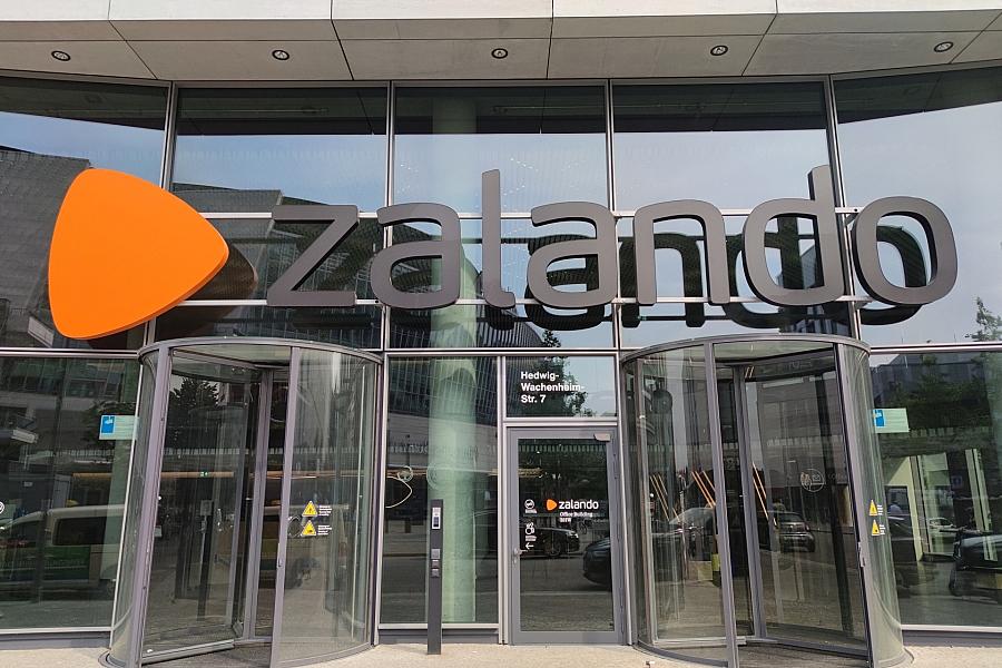Zalando-Beschäftigte protestieren gegen Sponsoring des DFB-TEams