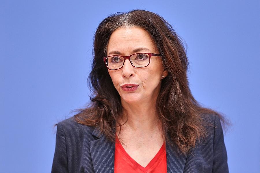 DGB-Chefin Fahimi: Abschaffung der Rente mit 63 wäre ein Fehler – Kritik an Merz-Rede