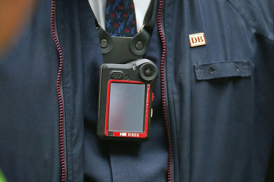 Schaffner mit Bodycam (Archiv)