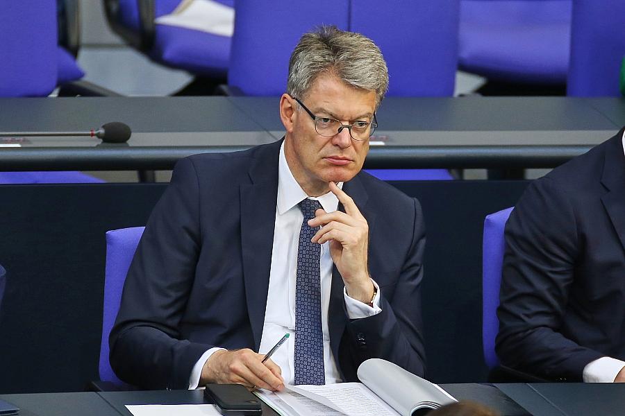 Parteiinterne Kritik an Merz` Entlassung von Verkehrsminister Schnieder ohne Nachfolgeregelung
