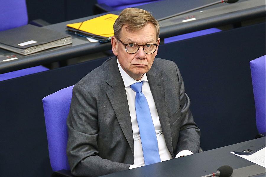 Wadephul fordert Freiheit der Straße von Hormus und mehr Verteidigungsausgaben
