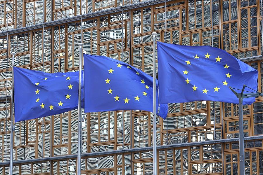 EU-Kommission plant langsamere CO2-Reduktion für die Industrie und Ausweitung des Emissionshandels auf Flüge