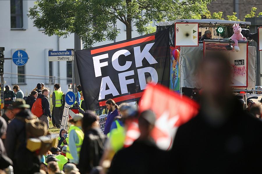 AfD-Bundesparteitag in Erfurt: Tausende Gegendemonstranten blockieren Autobahnen und Innenstadt