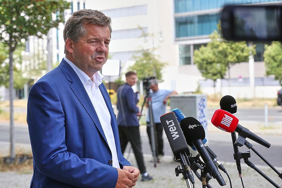 Nach CSD-Anschlag: Sachsen-Anhalts Ministerpräsident fordert Entzug der Staatsbürgerschaft für islamistische Gefährder