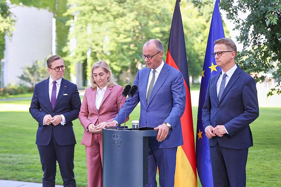 AfD, Linke und BSW kritisieren Merz: Kabinettsumbau als „letztes Aufgebot“ und „Kampfansage“