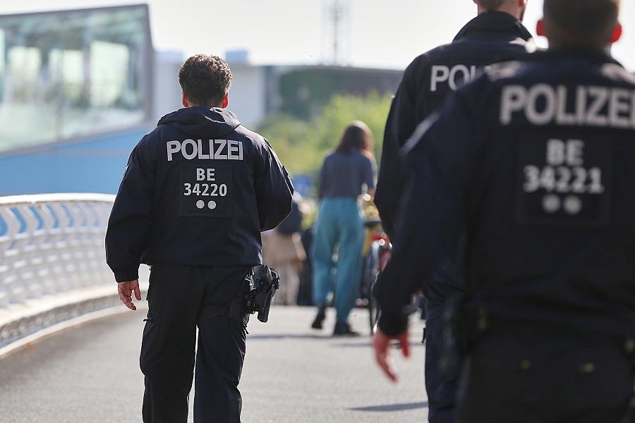 Berlins Innensenatorin Spranger fordert mehr Geld vom Bund und droht mit weniger Polizeischutz für Bundesobjekte