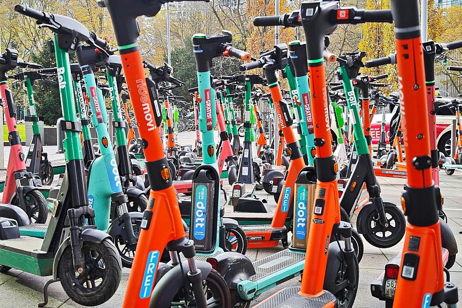 E-Scooter-Unfälle in Deutschland 2025: Anstieg um 38 Prozent, 38 Todesopfer und junge Fahrer besonders betroffen