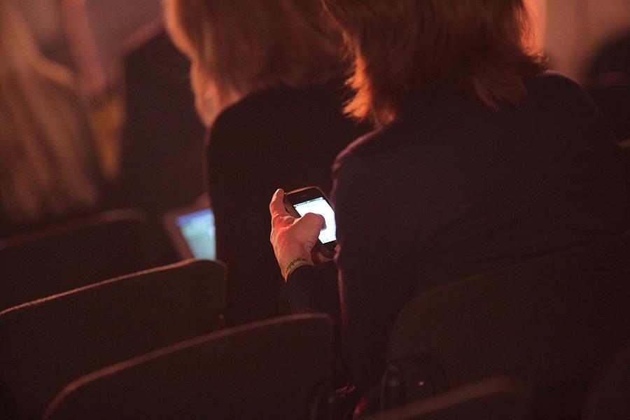 Frauenanteil in Führungspositionen steigt auf 30,3 Prozent – Überlange Arbeitszeiten vor allem bei Selbstständigen