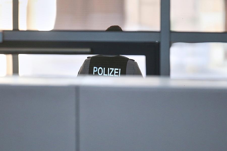 Reisebus nach gesundheitlichem Problem des Fahrers auf A 20 bei Grevesmühlen verunglückt