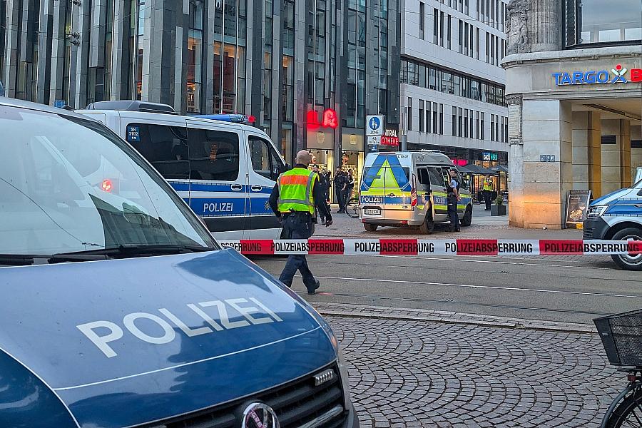Auto fährt in Leipzig in Menschenmenge (Archiv)