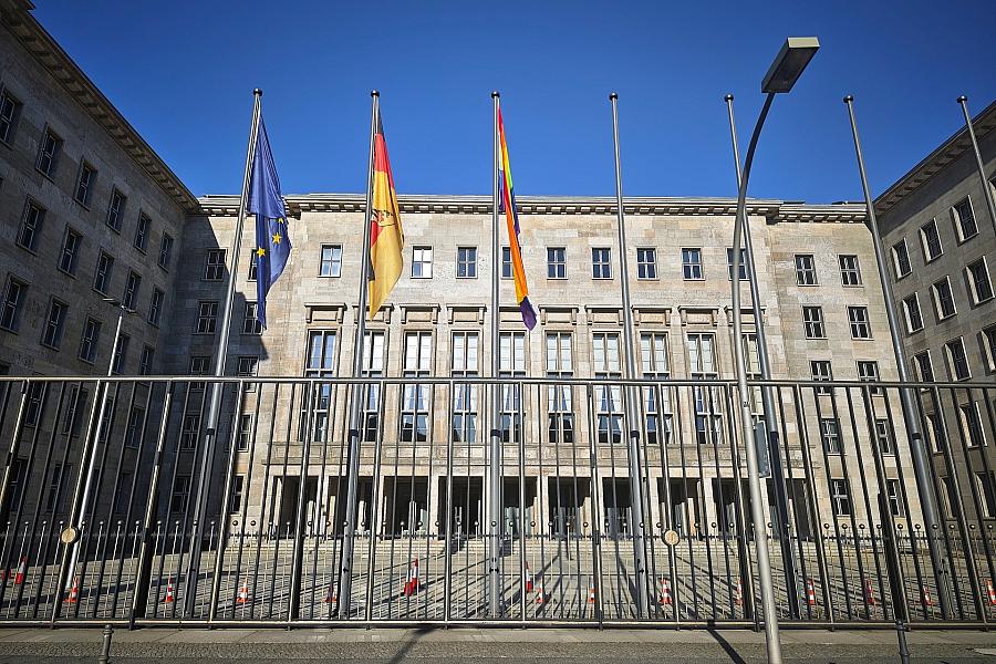 Klingbeil streicht Freibetrag für Mitarbeiterrabatte doch nicht