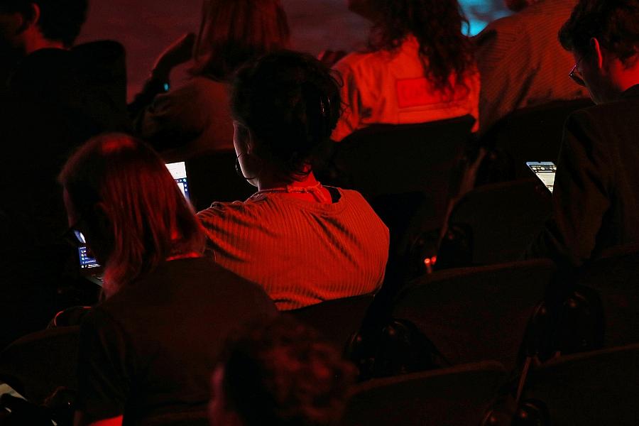 Junge Leute mit Smartphone in der Hand (Archiv)