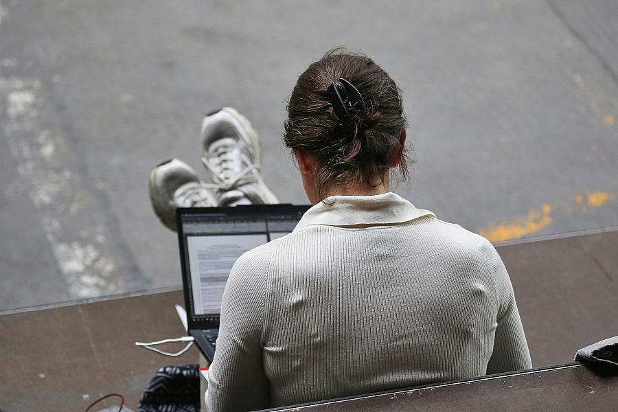 Frau mit Laptop (Archiv)