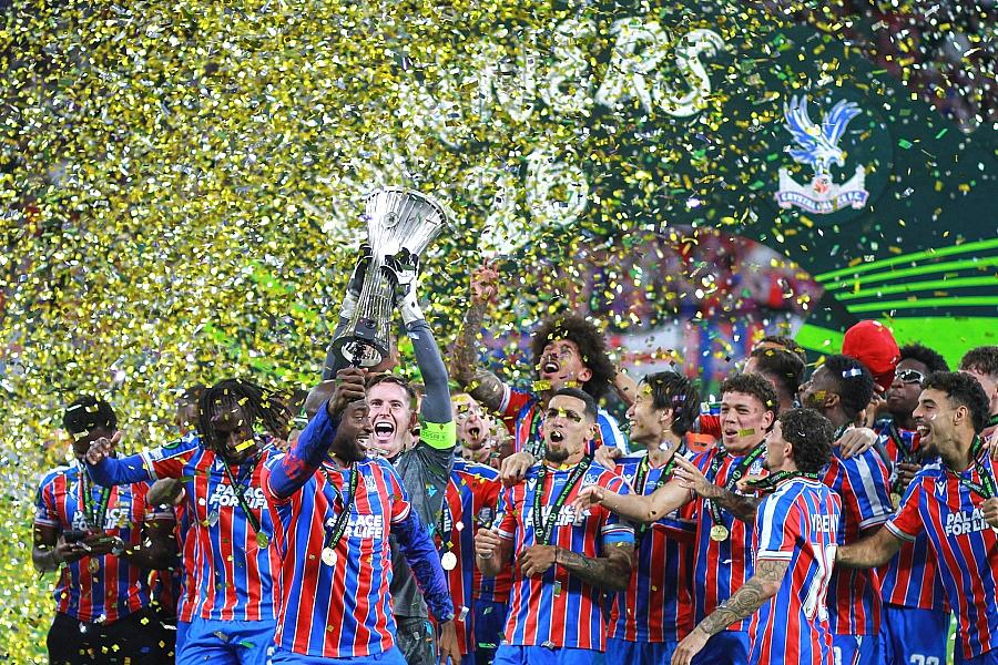 Crystal Palace mit dem Siegerpokal der UEFA Conference League (Archiv)