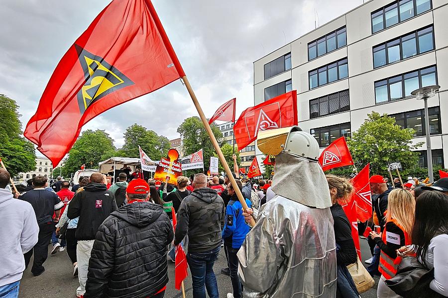 Tarifrunde Metall: IG-Metall-Spitze plant Gehaltsaufschlag bei hoher Rendite und Zugeständnisse für Krisenfirmen