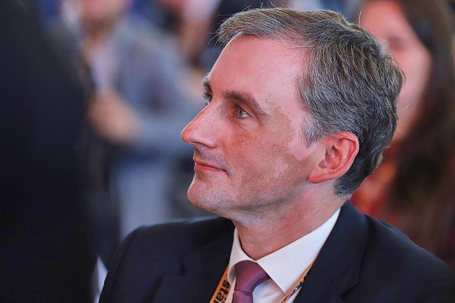 Sachsen-Anhalts Bildungsminister warnt vor Bildungsproblem durch rechte Mediennutzung