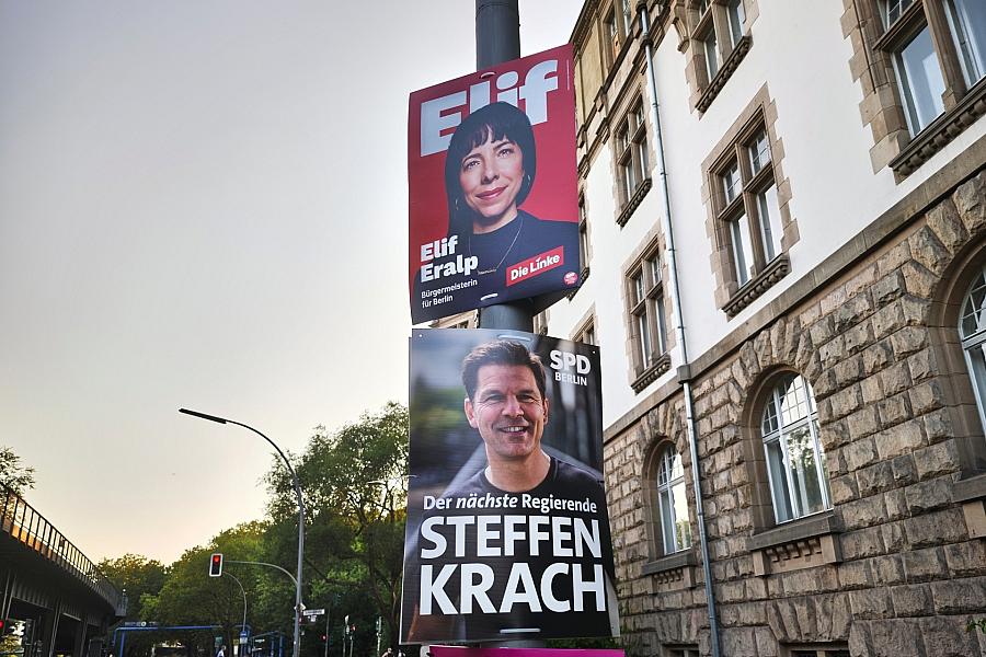 Wahlplakate mit Elif Eralp, Linke, und Steffen Krach, SPD am 04.08.2026