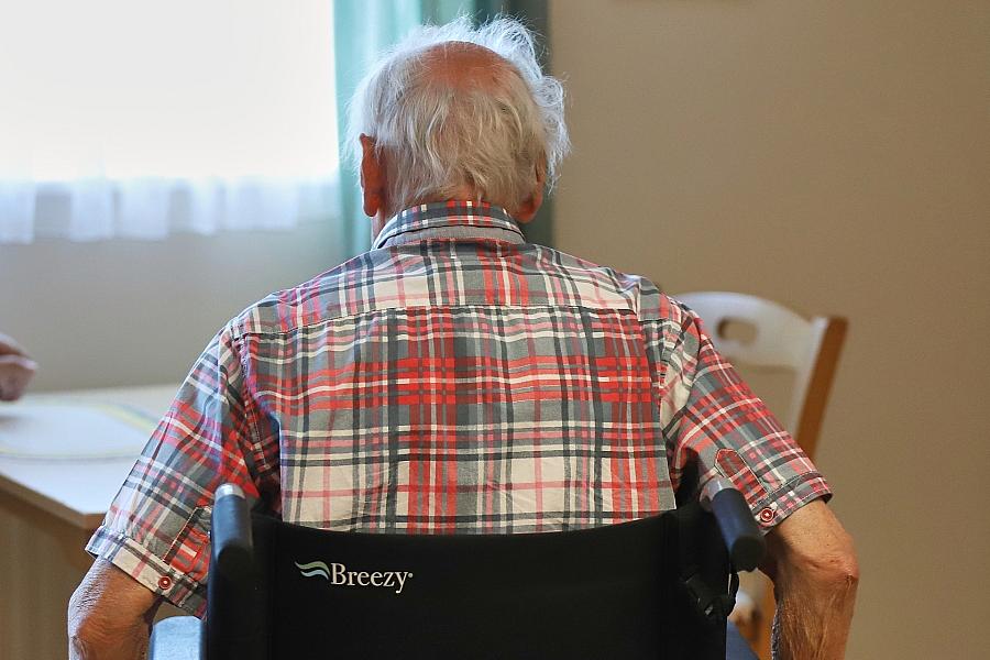 Alter Mann in einem Pflegeheim (Archiv)