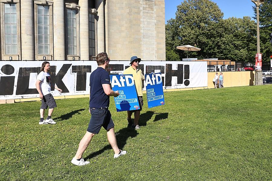 AfD-Protest vor Berliner Volksbühne endet mit Tumult