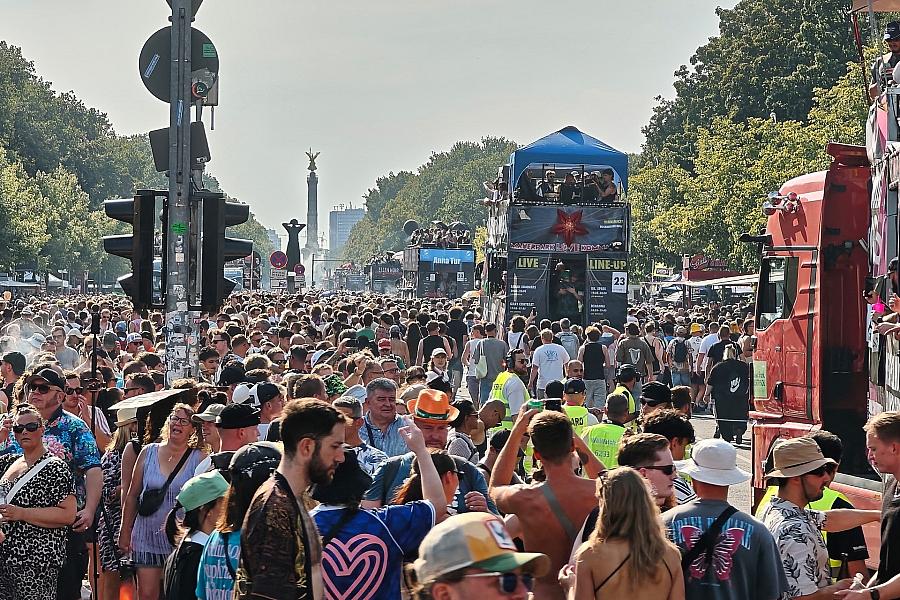 Rave the Planet Berlin: Zehntausende feiern bei 33 Grad – Schweigeminute für CSD-Opfer