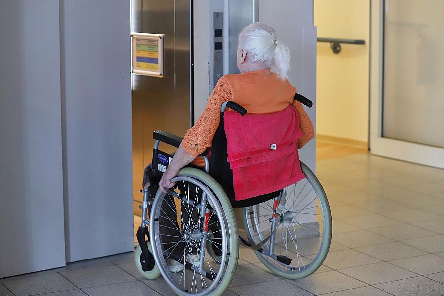 Alte Frau in einem Pflegeheim (Archiv)