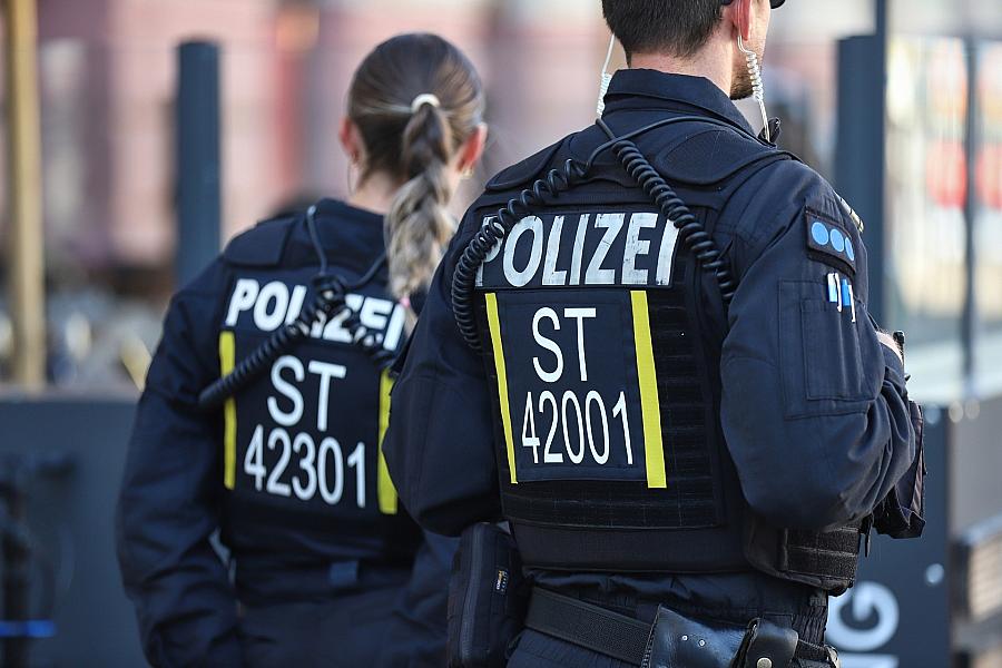 Zwei Jahre nach Terroranschlag in Solingen: Wüst verspricht konsequenten Schutz und erinnert an Opfer