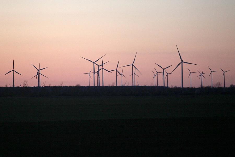 BUND-Studie: Hoher Anteil erneuerbarer Energien senkt Strompreise und glättet Preisspitzen in Krisenzeiten