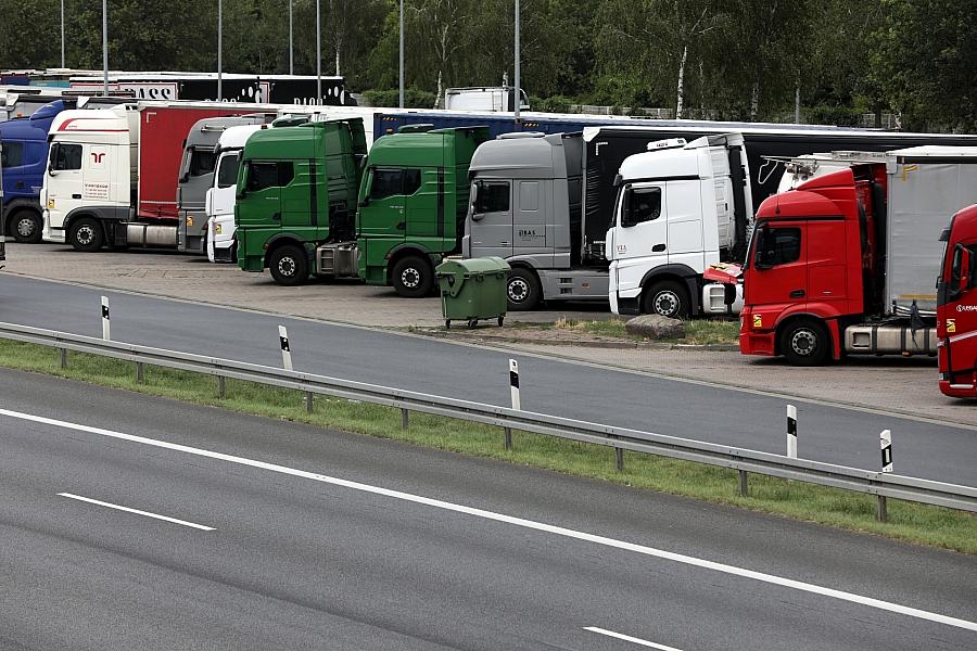 Aufgehobenes Lkw-Fahrverbot: Bislang kaum mehr Verkehr trotz Niedrigwasser