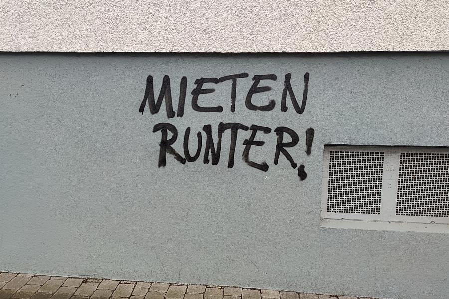 Graffiti mit Schriftzug "Mieten runter" (Archiv)