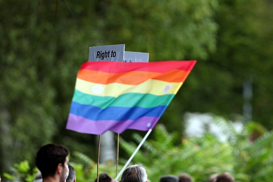 Nach Terroranschlag: Grünen-Chef Banaszak wirft Familienministerin Prien mangelnde Solidarität mit queerer Community vor