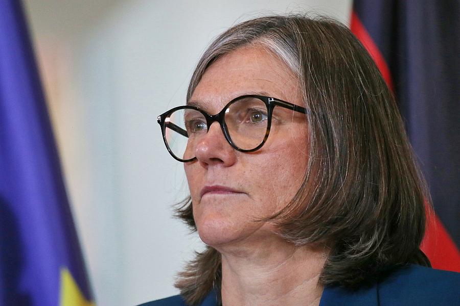 Benner sieht Porsche-Sparprogramm als Vorbild für Volkswagen und kritisiert Blumes Abbaupläne als Angriff auf Belegschaft