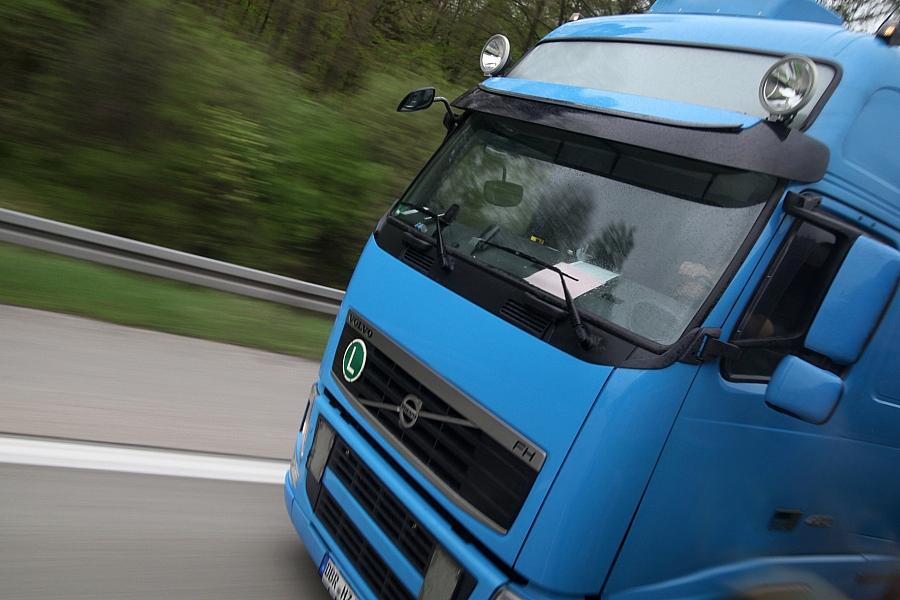 Niedrigwasser am Rhein: Chemieverband fordert bundesweite Aufhebung des Lkw-Sonntagsfahrverbots