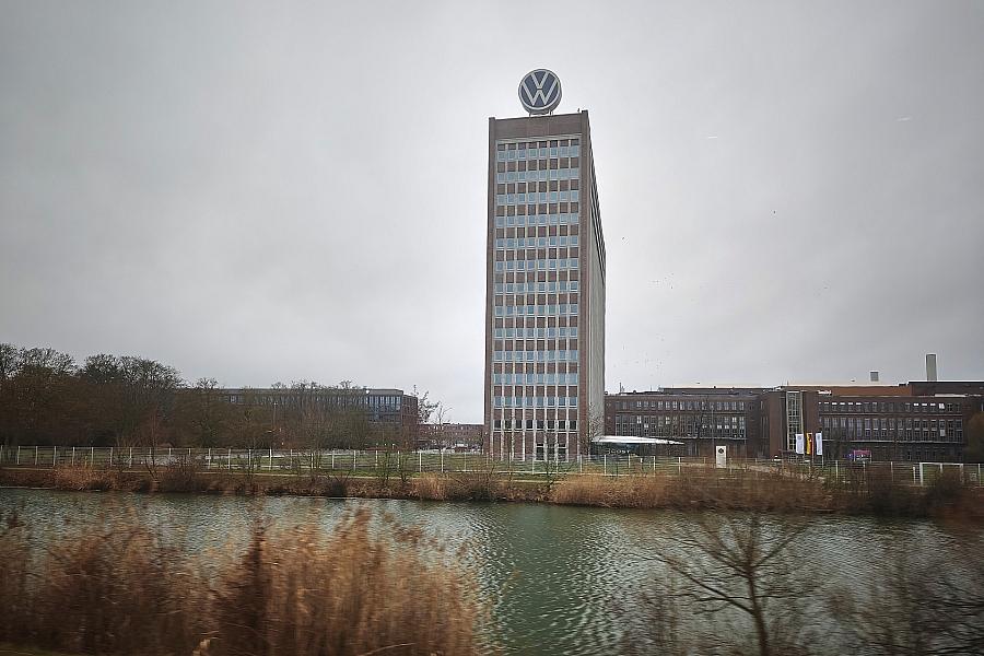 Bericht: VW-Vorstand bereitet außerordentliche Hauptversammlung wegen Sparpaket vor