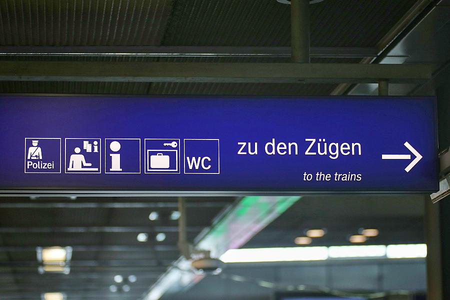 Hinweisschilder an einem Bahnhof (Archiv)