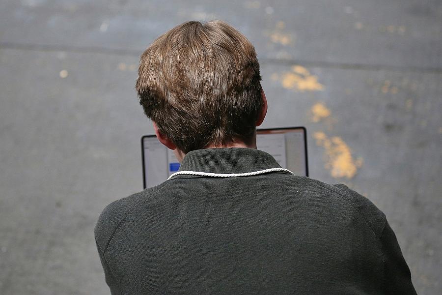 Mann mit Laptop (Archiv)