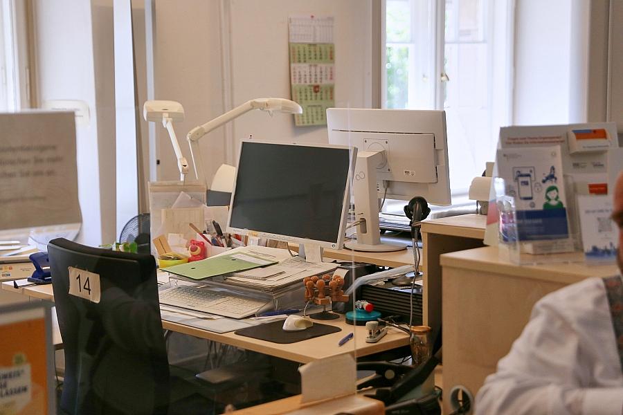 Arbeitsplatz in einer Behörde (Archiv)