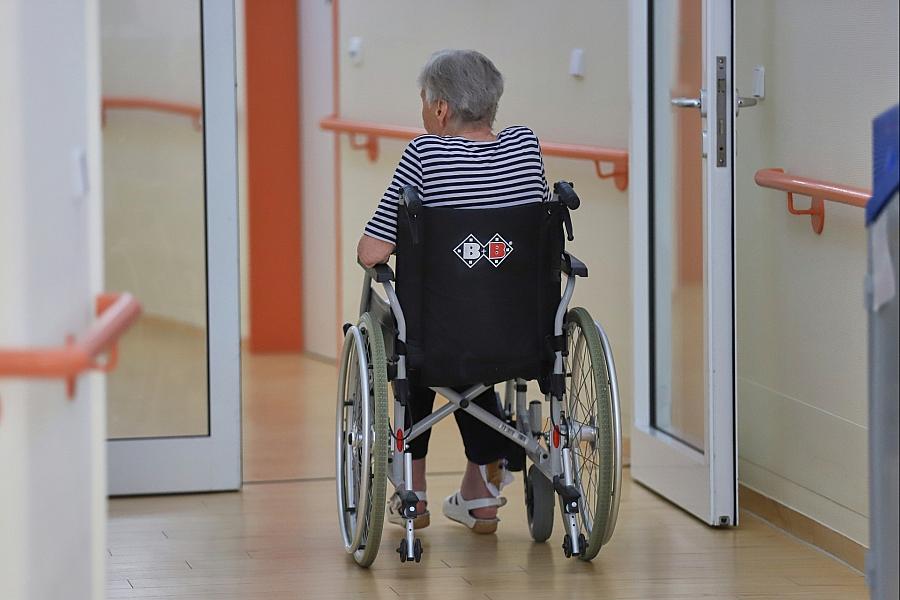 Pflegestreit: Lauterbach fordert geringere Zuschüsse für Reiche und Einbeziehung von Privatpatienten