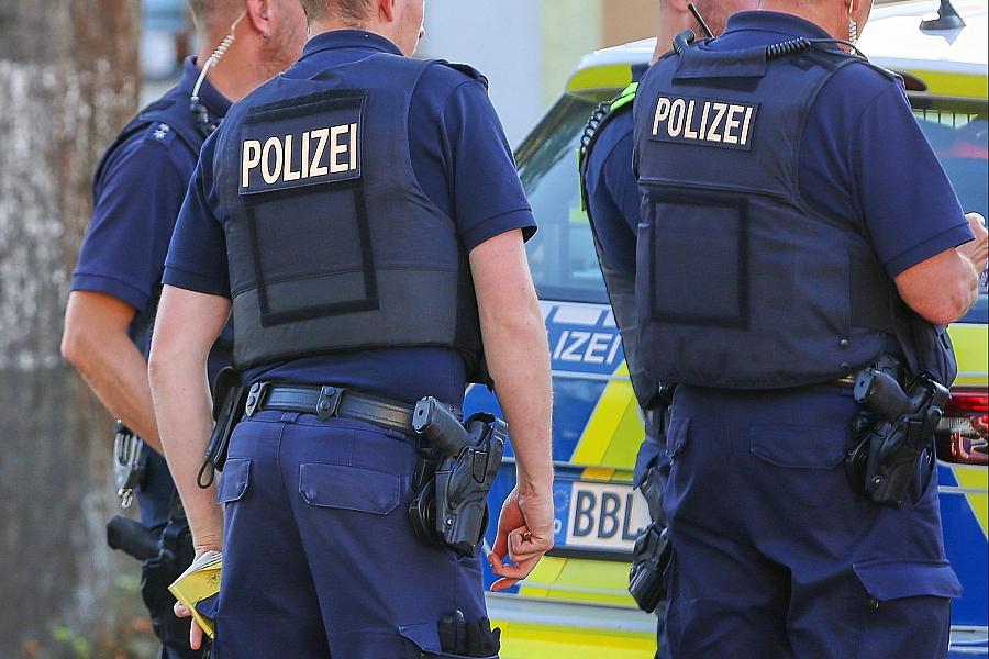 Polizei fahndet mit Fotos nach 48-Jährigem wegen Sabotage an Umspannwerken